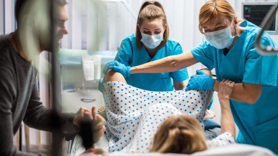 Kedy môže sestra a pôrodná asistentka poskytnúť ošetrovateľskú starostlivosť bez súhlasu pacienta (neodkladná ZS, ochranné liečenie, nákazlivá choroba, detencia)?